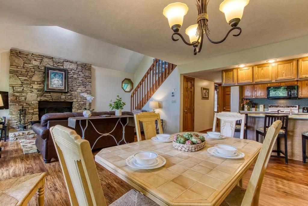 Serenity Heights, Amazing Views, Hot Tub Pool Access, 1089 Free Tickets Each Paid Day, Dollywood Gatlinburg Exterior photo