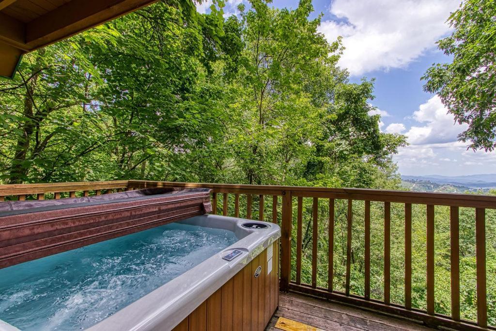 Serenity Heights, Amazing Views, Hot Tub Pool Access, 1089 Free Tickets Each Paid Day, Dollywood Gatlinburg Exterior photo